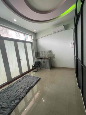 The balcony room faces the eon Tân Phú a mile from the University of Public Trade.