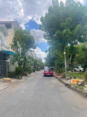 Bình Lợi. Right into the park. 10 x22 meters. Two floors. There's five bedrooms, five toilets.