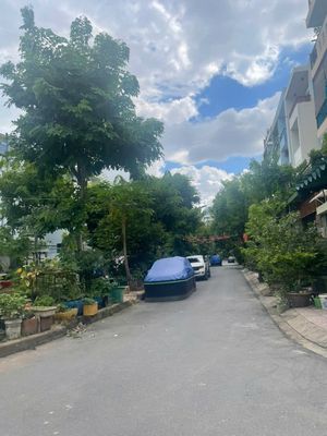 Bình Lợi. Right into the park. 10 x22 meters. Two floors. There's five bedrooms, five toilets.