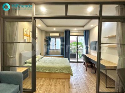 Room service, split-up balcony, interior right in the middle of 7th.