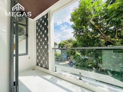 Hired studio Bancony is 50 meters 2 right at Bình Thạnh. It's the advantage.