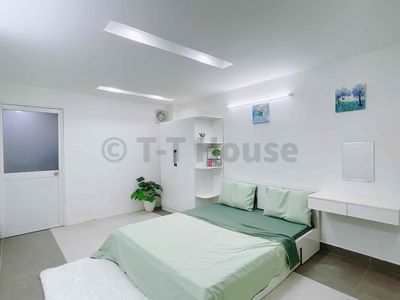 Open a cute super-class motel in the center of the fifth district.