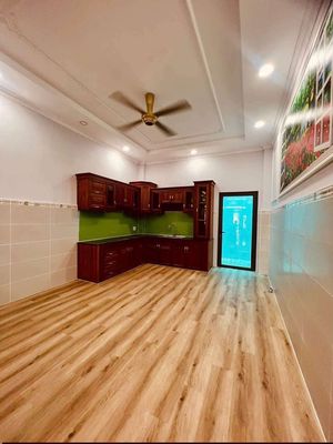 Clean house, three stories, five bedrooms, five toilets, truck tracks, near Thạnh Xuân committee.