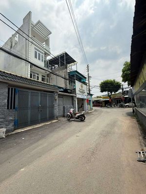 Rent a house on the big road. 1 MM 3 floors, area 4-025 with 4 bedrooms, 3 toilets