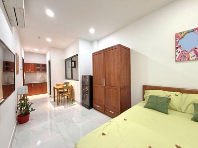 The studio apartment one open window bedroom, 100% open at tsn airport.