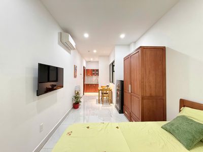 The studio apartment one open window bedroom, 100% open at tsn airport.