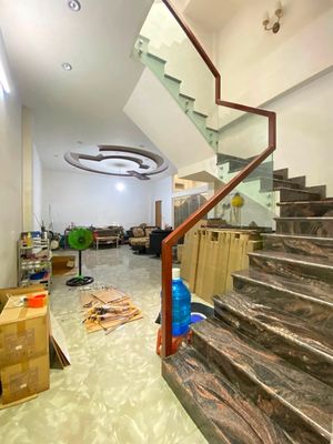 8 meters, 3 floors, 4 x 18 meters, car to door, Lạc Long Quân