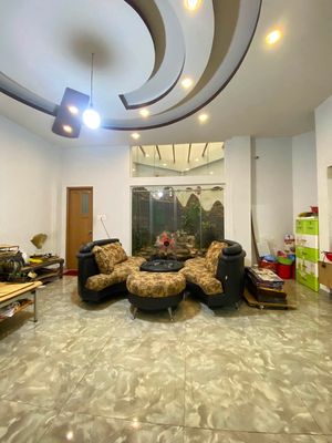 8 meters, 3 floors, 4 x 18 meters, car to door, Lạc Long Quân