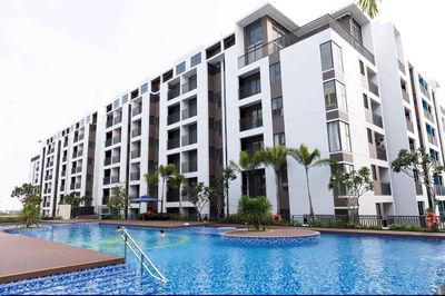 The apartment has pools and balconies on Mount Fuji Bridge