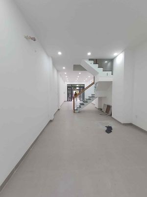 Car alleys, nice prices, three bedrooms, three stories.