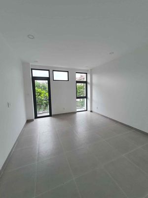 Car alleys, nice prices, three bedrooms, three stories.