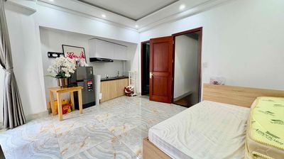 Rent a balcony studio right into Nguyễn Trãi, port, District 1.