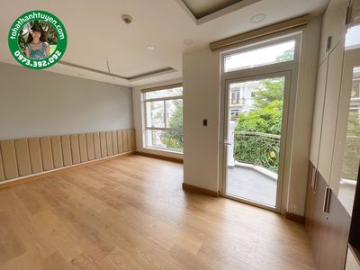 Five bedrooms, five toilets, empty houses, right now.