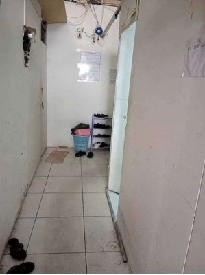 The small room on the ground floor, the outside bathroom sharing, one car, one car.