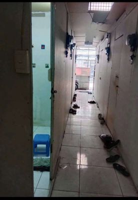 The small room on the ground floor, the outside bathroom sharing, one car, one car.