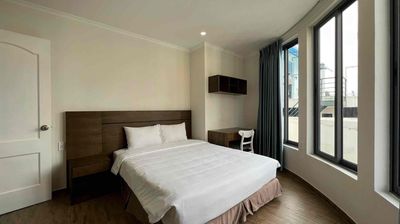 Thảo Điền, District 2 rents a high-end service apartment. 1st balcony bedroom, full interior.