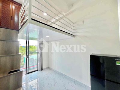A super-duper elevator balcony closes up the hold-up bridge - commercial college