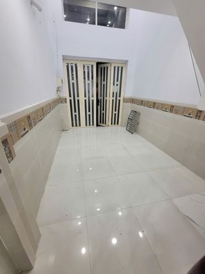 A Trần Minh Quyền house, three bedrooms, three beautiful new bathrooms with 12 million air conditioning.
