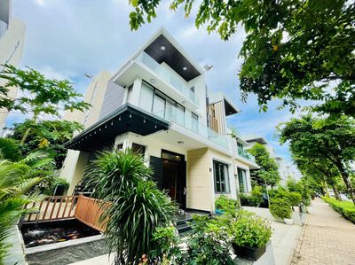 Rent five Lucasta villas near Liên Phường, Mr. T-minus 200 meters.