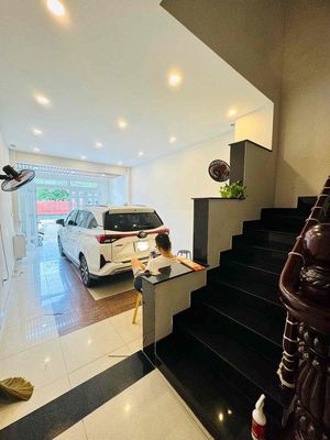 For renting nice 4 x 20 meters, 4 upper east floor next to Amunet Marks District 7