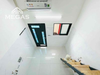 Rooms with guards, open windows, good prices.