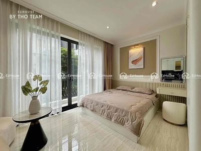 Rent the studio apartment - full nuts' worth of furniture