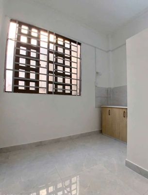 The room is high, the window of the sky, the natural light, right next to Sen's Queen,