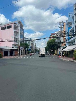 A businessman of 9 x 45 m level 4 Chợ Lớn District 6 is 100 million a month