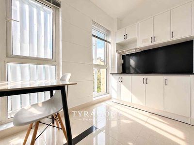 2 Ph.S.E. 2f. - Full House - Large Window - Private Wash