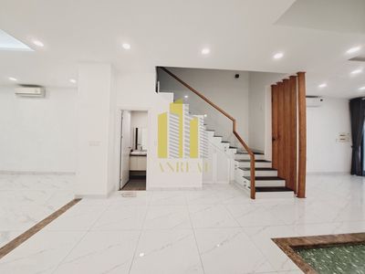 Renting the modern An Phú villa - 39 million worth of furniture.