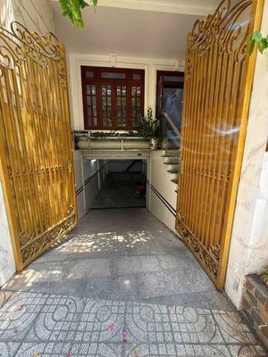 The villa has five bedrooms. Five Phạm Văn Chiêu toilets.