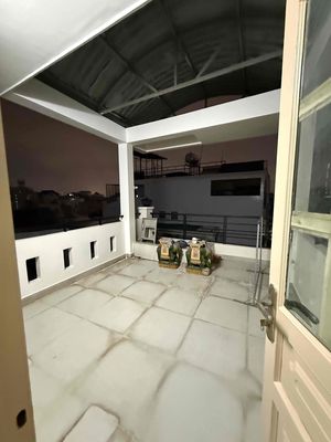 Let's rent out the entire second floor.