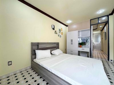 Rent the apartment. A balcony bedroom. 40 M2 right here. Opening district three.