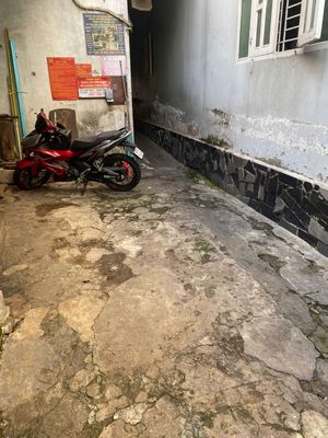 It's the owner who rents the room - no deposits