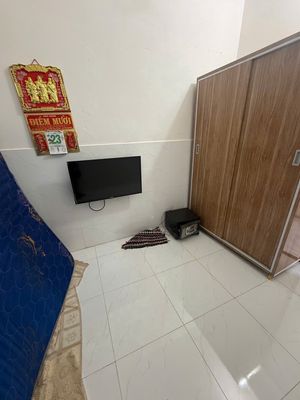 Let's rent the ground floor full of furniture, private, clean, clear, move in right now.