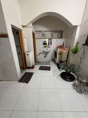 Let's rent the ground floor full of furniture, private, clean, clear, move in right now.