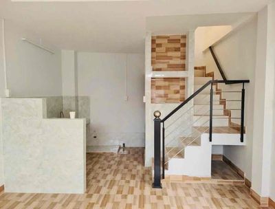 Nice new house, 1 st floor, garage, Vc Son, 2 sisters.