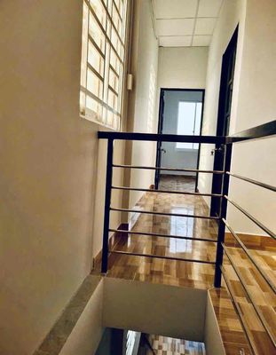 Nice new house, 1 st floor, garage, Vc Son, 2 sisters.