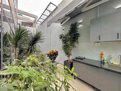 Private rooftop/Penthouse service apartment separated the modern full interior kitchen