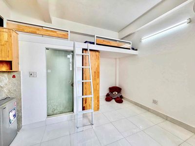 Tell Zhang the first-class hotel room is full of furniture, which is appropriate for students