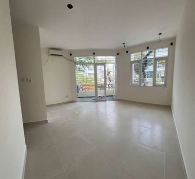 Rent the 2-sided corner 5 x 20 internal lines
