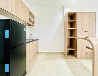 The LEZ1 elevator board apartment is located near the University of Isb.