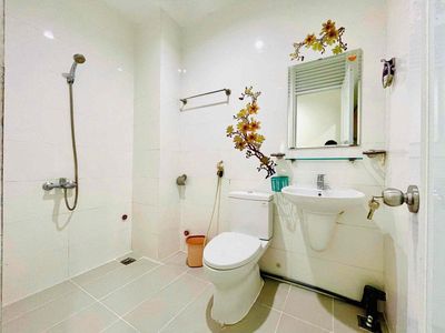 The LEZ1 elevator board apartment is located near the University of Isb.
