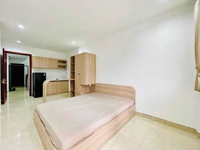The LEZ1 elevator board apartment is located near the University of Isb.