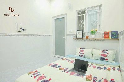 studio full interior-Bùi Quang Là - near the fork of 3 new paints - violation of the white text