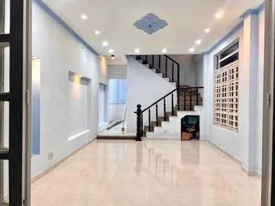 Clean, fresh new home in the middle of the second district.