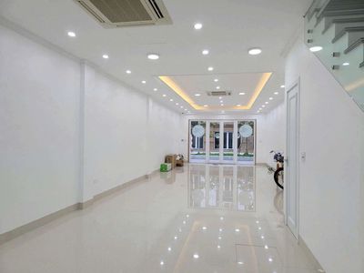 new home - 76 A Cửu Long, Tân Bình. The new house with the glasses