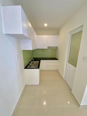 Rent two bedrooms. Two empty toilets. Seven million. Eight-eight million.