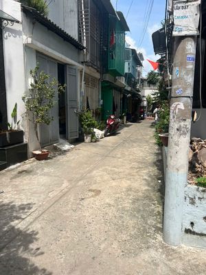 Rent a two-story bedroom near the East Church. Nguyễn Văn Quá.