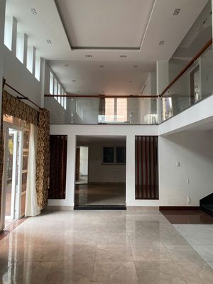 Rent the corner of Phước Long B, 200 meters, 3 floors.